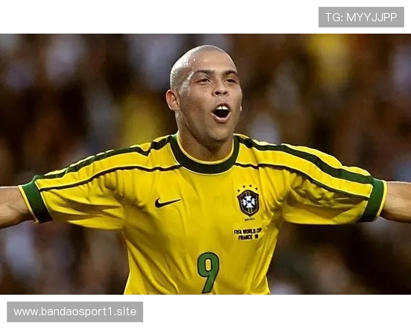 外星人罗纳尔多惊喜现身广州引爆全城热议与球迷狂欢时刻盛况不断 外星人罗纳尔多惊喜现身广州引爆全城热议与球迷狂欢时刻盛况不断